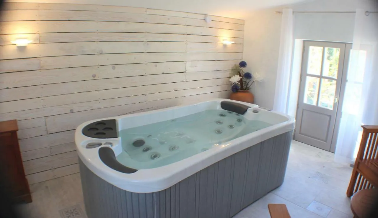 Le Bastidon De Cucuron Bed & Breakfast